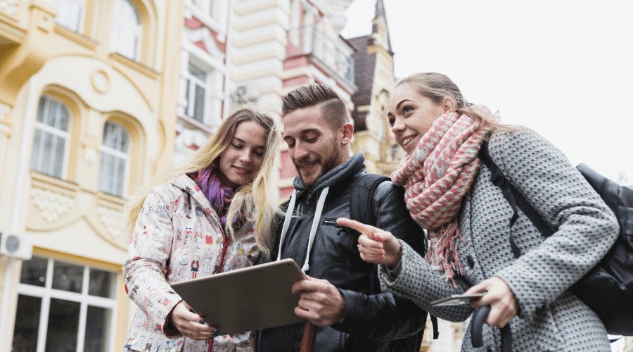 Estudiantes de erasmus caminando por la calle