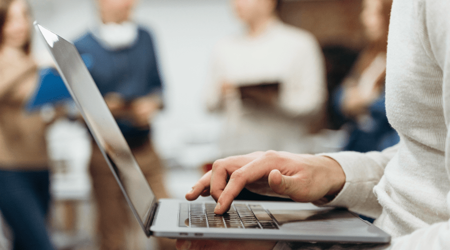 Persona traduciendo en un ordenador